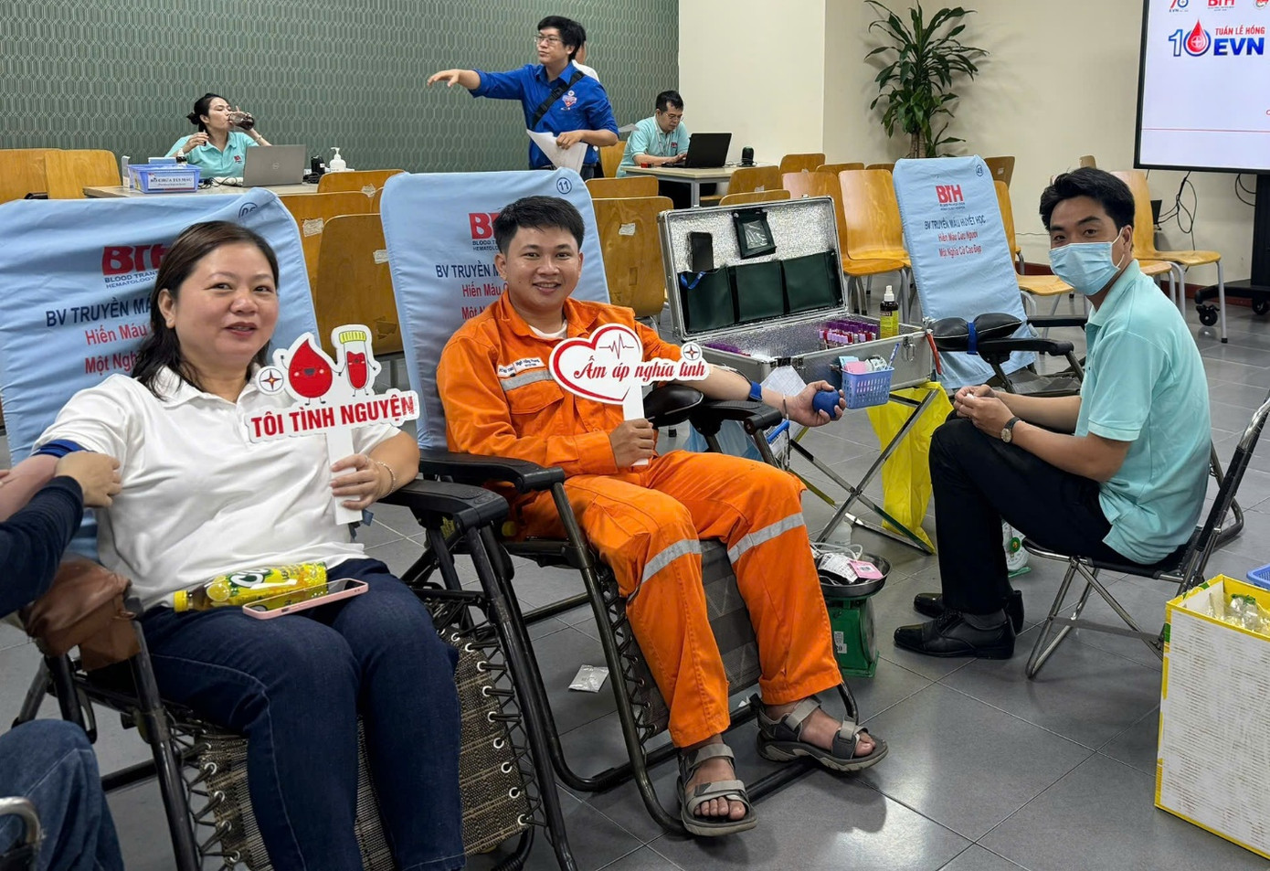 Hiến máu “Tuần lễ hồng EVN” trong Tháng Tri ân khách hàng 2024