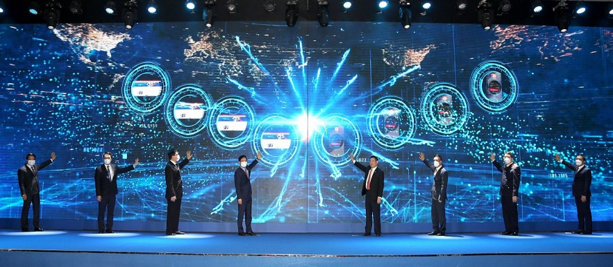 Lãnh đạo Bộ Tài chính, Tổng cục Thuế và các đại biểu ấn nút khai trương Cổng thông tin điện tử dành cho nhà cung cấp nước ngoài vào tháng 3/2021.