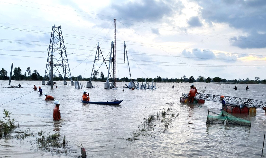 Nhiều vị trí bị ngập nước, việc vận chuyển vật tư thiết bị hặp khó khăn, trở ngại song chủ đầu tư và đơn vị thi công đang phối hợp chặt chẽ, quyết tâm đưa dự án về đích đúng tiến độ
