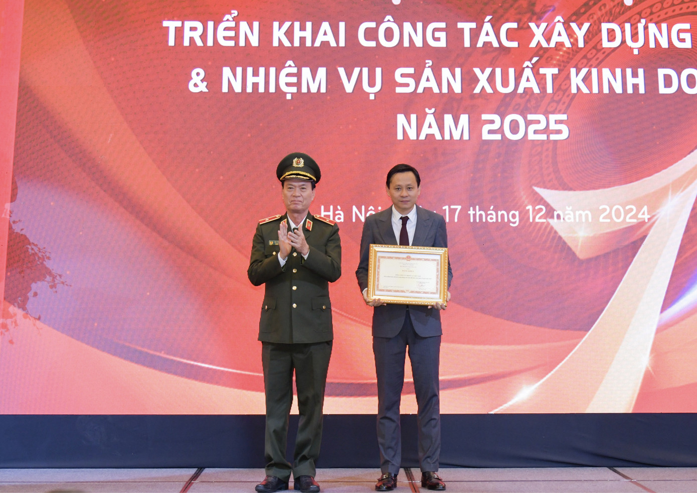 Vinataba vinh dự nhận Bằng khen của Bộ trưởng Bộ Công an vì đã có thành tích xuất sắc trong phong trào "Toàn dân bảo vệ an ninh Tổ quốc" Vinataba vinh dự nhận Bằng khen của Bộ trưởng Bộ Công an vì đã có thành tích xuất sắc trong phong trào "Toàn dân bảo vệ an ninh Tổ quốc"