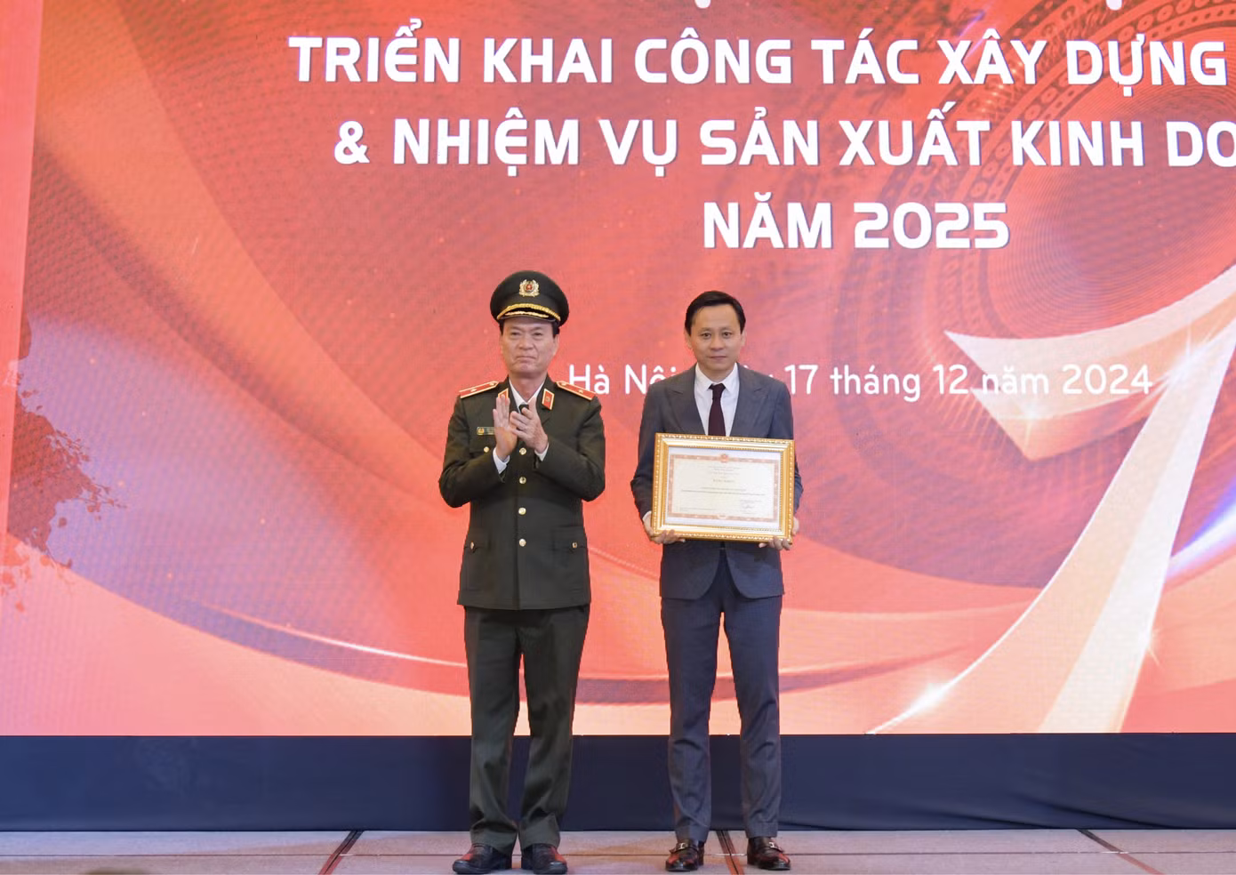 Vinataba vinh dự nhận Bằng khen của Bộ trưởng Bộ Công an vì đã có thành tích xuất sắc trong phong trào "Toàn dân bảo vệ an ninh Tổ quốc"
