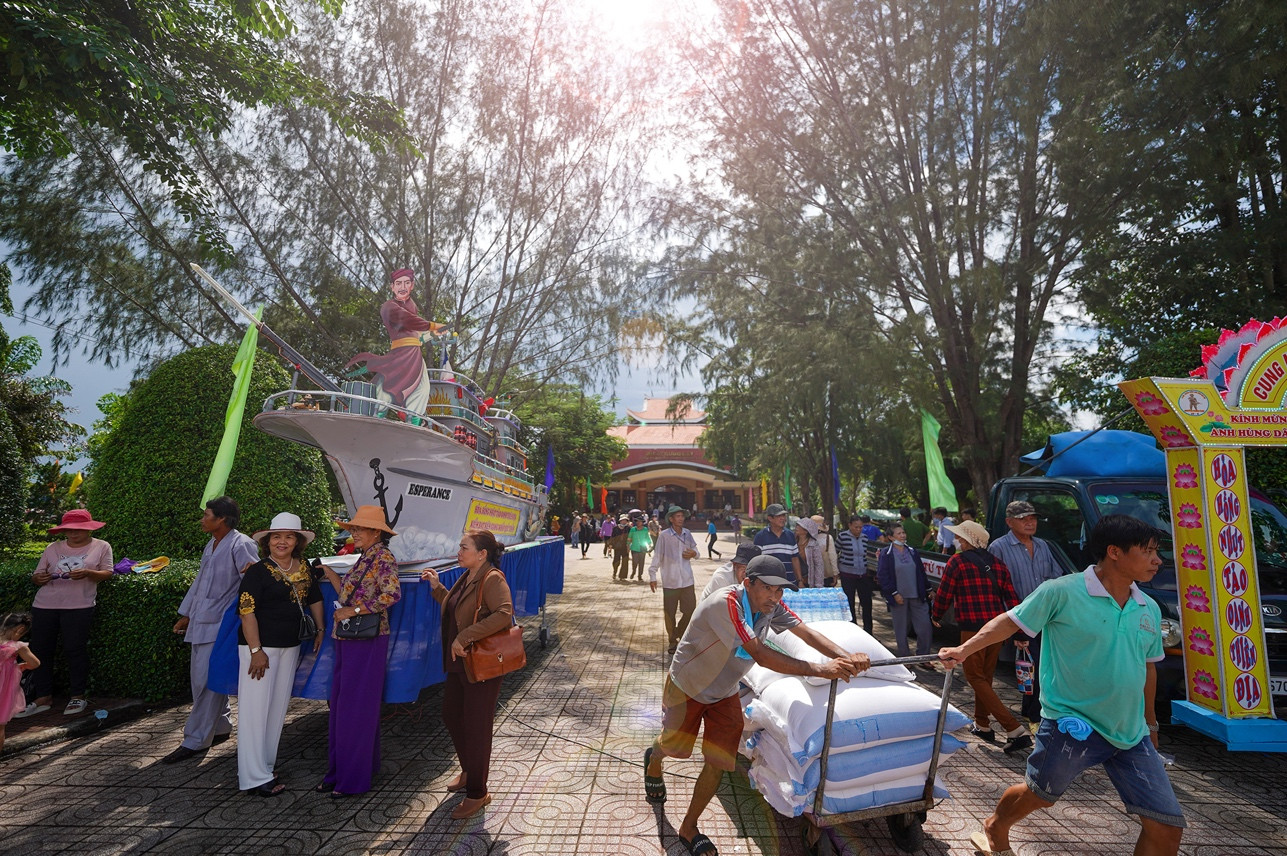 Lễ giỗ kỳ yên Anh hùng dân tộc Nguyễn Trung Trực (1868–2023), tại Khu Di tích lịch sử Vàm Nhựt Tảo (xã An Nhựt Tân, huyện Tân Trụ, tỉnh Long An) thu hút đông đảo người dân địa phương và các vùng lân cận về lễ bái.