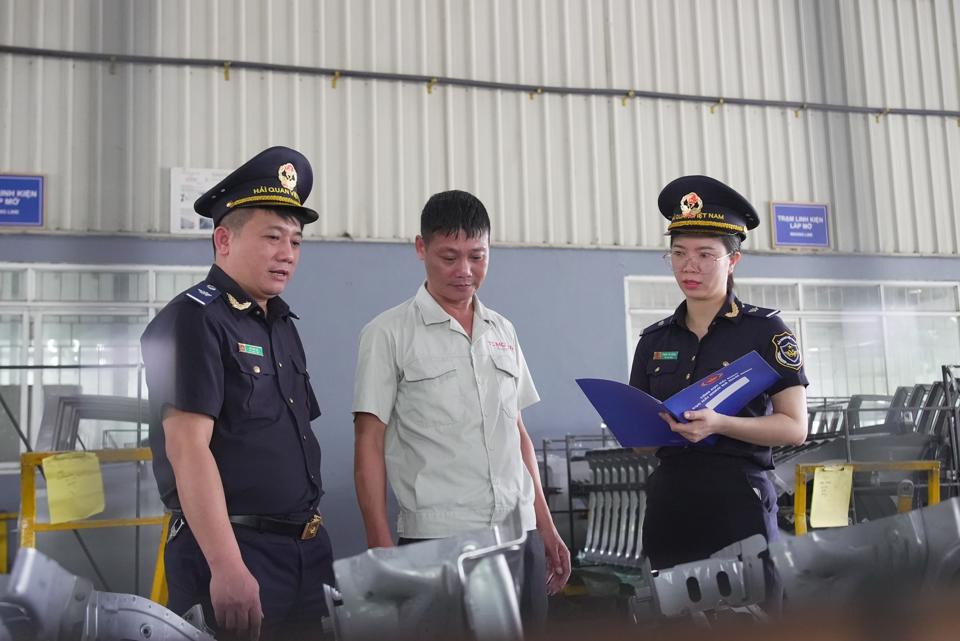 Nhờ hoạt động thương mại khởi sắc và triển khai nhiều giải pháp hiệu quả, thu ngân sách của ngành Hải quan năm 2024 tăng hơn 2 tỷ USD Nhờ hoạt động thương mại khởi sắc và triển khai nhiều giải pháp hiệu quả, thu ngân sách của ngành Hải quan năm 2024 tăng hơn 2 tỷ USD