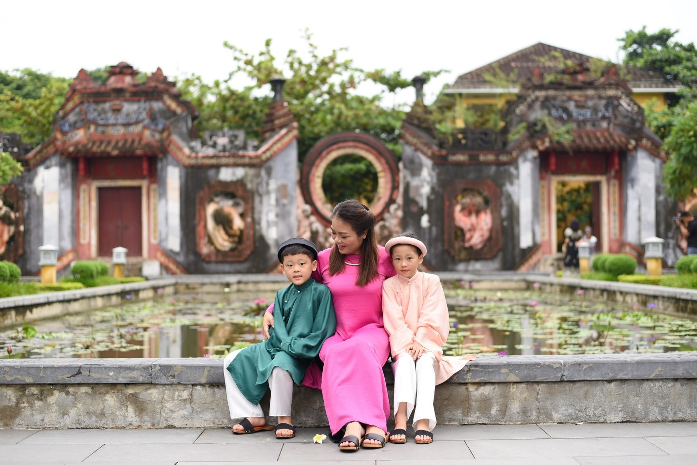 Chị Thu Hường chụp hình lưu niệm cùng hai con trong kỳ nghỉ hè