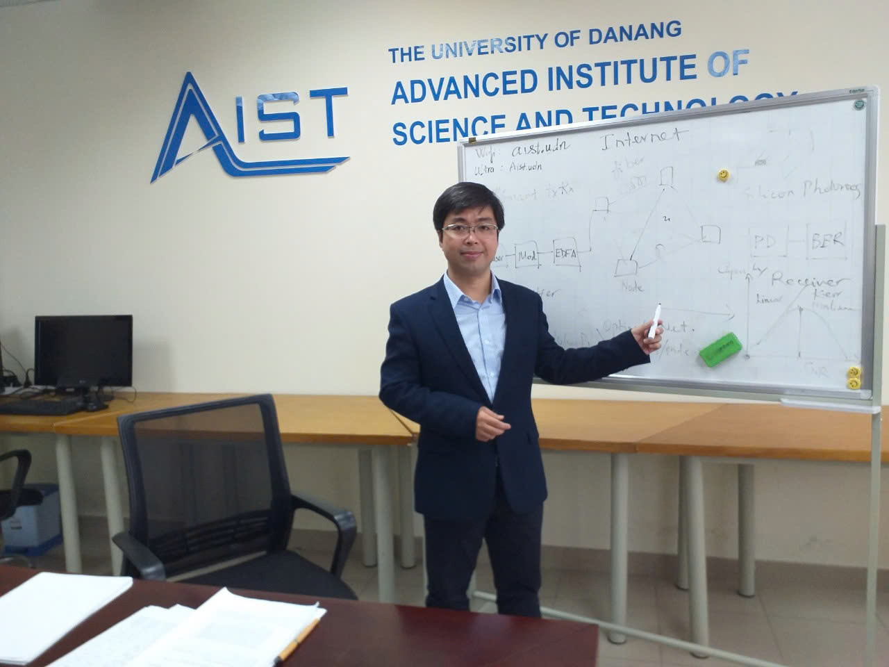 PGS.TS. Nguyễn Tấn Hưng trình bày một dự án khoa học tại Đại học Đà Nẵng (Ảnh: NVCC) PGS.TS. Nguyễn Tấn Hưng trình bày một dự án khoa học tại Đại học Đà Nẵng (Ảnh: NVCC)