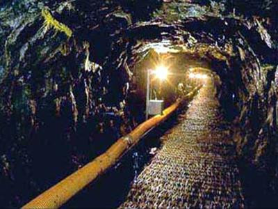 Muốn vào hầm phải đeo mũ bảo hiểm, trừ lái tàu - Ảnh: Trí Đường Đường hầm ở độ sâu 73m Muốn vào hầm phải đeo mũ bảo hiểm, trừ lái tàu - Ảnh: Trí Đường Đường hầm ở độ sâu 73m