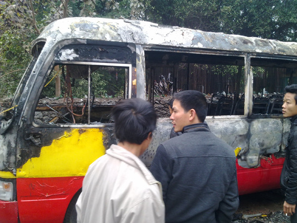 Chiếc xe khách bi cháy nham nhở
