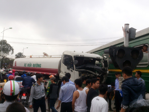 Hiện trường vụ va chạm giữa xe rửa đường với tàu hỏa chạy hướng Bắc. Ảnh: Tuấn Nguyễn