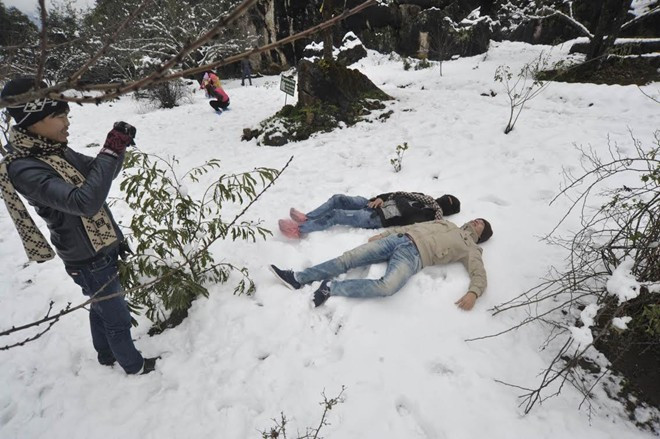 Du khách phấn khích chụp ảnh hiện tượng thiên nhiên hiếm có ở Sa Pa Du khách phấn khích chụp ảnh hiện tượng thiên nhiên hiếm có ở Sa Pa Bài viết: http://news.zing.vn/Khach-du-lich-do-xo-len-Sa-Pa-trong-tuyet-trang-post377656.html#home_featured.noibat Nguồn Zing News