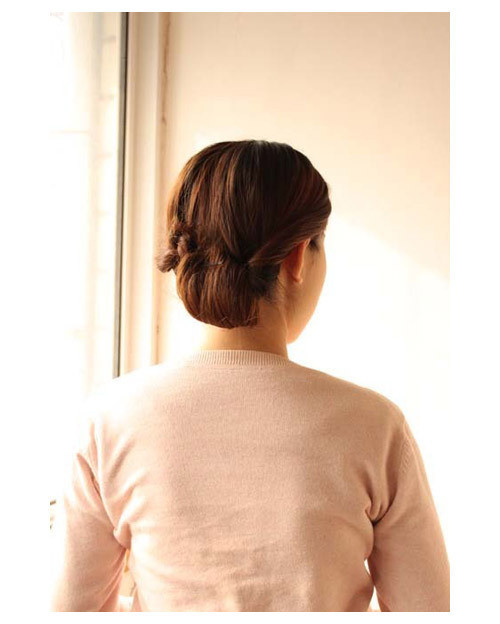 Để xõa tóc và chải mượt Lấy một phần tóc bên trái tết xuôi xuống Sau đó cột lại bằng chun hơi lệch sang bên cho điệu nhé! Tiếp theo, bạn tách đôi tóc ra và lộn phần đuôi tóc lên trên rồi luồn xuống dưới Phần đuôi tóc cuốn gọn lại hướng lên trên và lấy kẹp tăm, ghim chắc Và đây là kết quả của chúng ta. Hãy sử dụng thêm những phụ kiện như nơ, kẹp hoa xinh xắn để cài lên tóc. Để xõa tóc và chải mượt Lấy một phần tóc bên trái tết xuôi xuống Sau đó cột lại bằng chun hơi lệch sang bên cho điệu nhé! Tiếp theo, bạn tách đôi tóc ra và lộn phần đuôi tóc lên trên rồi luồn xuống dưới Phần đuôi tóc cuốn gọn lại hướng lên trên và lấy kẹp tăm, ghim chắc Và đây là kết quả của chúng ta. Hãy sử dụng thêm những phụ kiện như nơ, kẹp hoa xinh xắn để cài lên tóc.