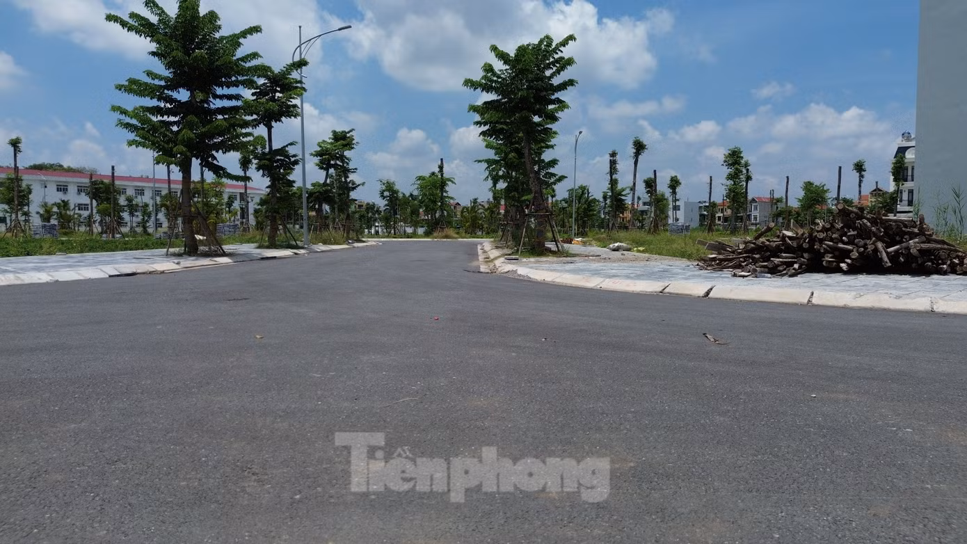 Đối với công tác tái định cư, Ban Quản lý dự án đầu tư xây dựng công trình giao thông TP. Hà Nội cho biết đến nay, các địa phương đã hoàn thành 13/13 khu tái định cư. Trong đó, đã bàn giao 418/9.678 hộ đất ở, riêng huyện Mê Linh (cũ) đã tái định cư được 214 hộ (còn 206 hộ chưa được tái định cư).