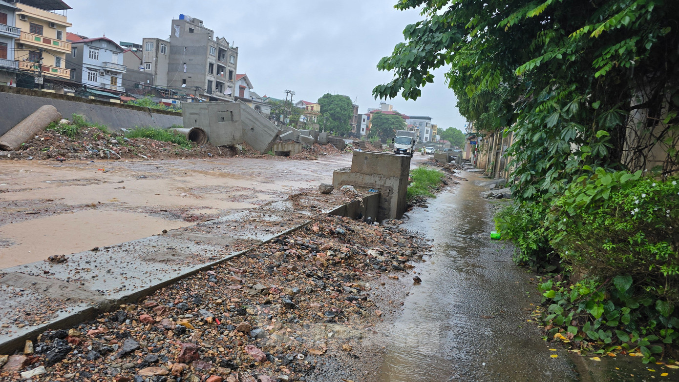 Đối với kiến nghị của người dân, chủ đầu tư cho biết, tuần tới Ban quản lý dự án sẽ mời UBND phường Hà Đông và các hộ dân cùng họp để thông tin các nội dung về thiết kế.