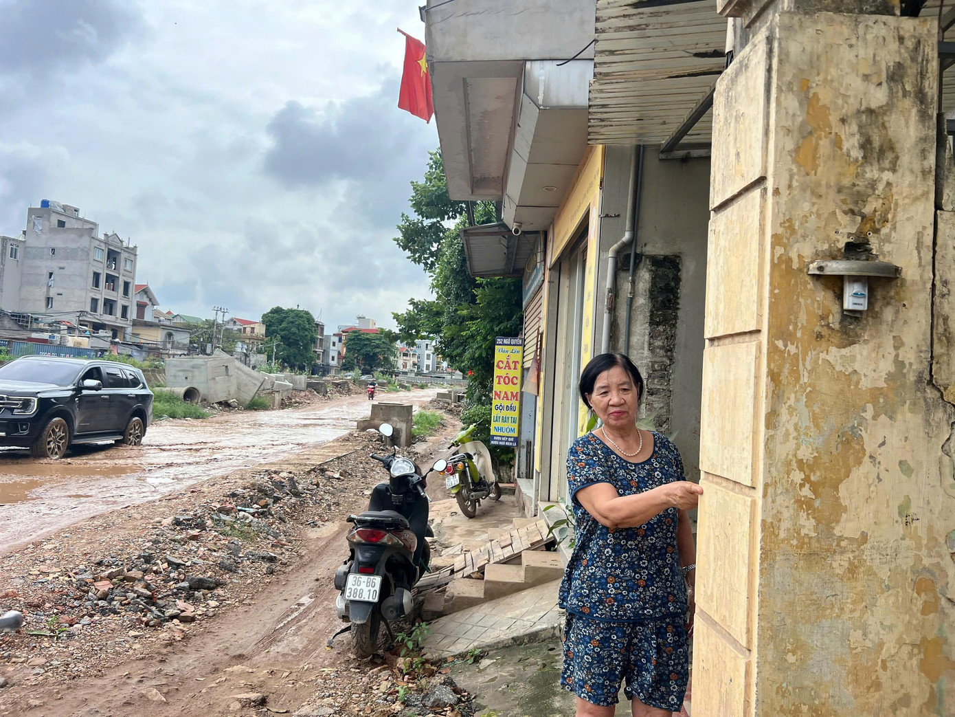 Bà Phan Ngọc Diệp (số nhà 250 Ngô Quyền, phường Hà Đông) chỉ vị trí độ cao tuyến đường Ngô Quyền sau khi hoàn thành so với căn nhà bà hiện tại.