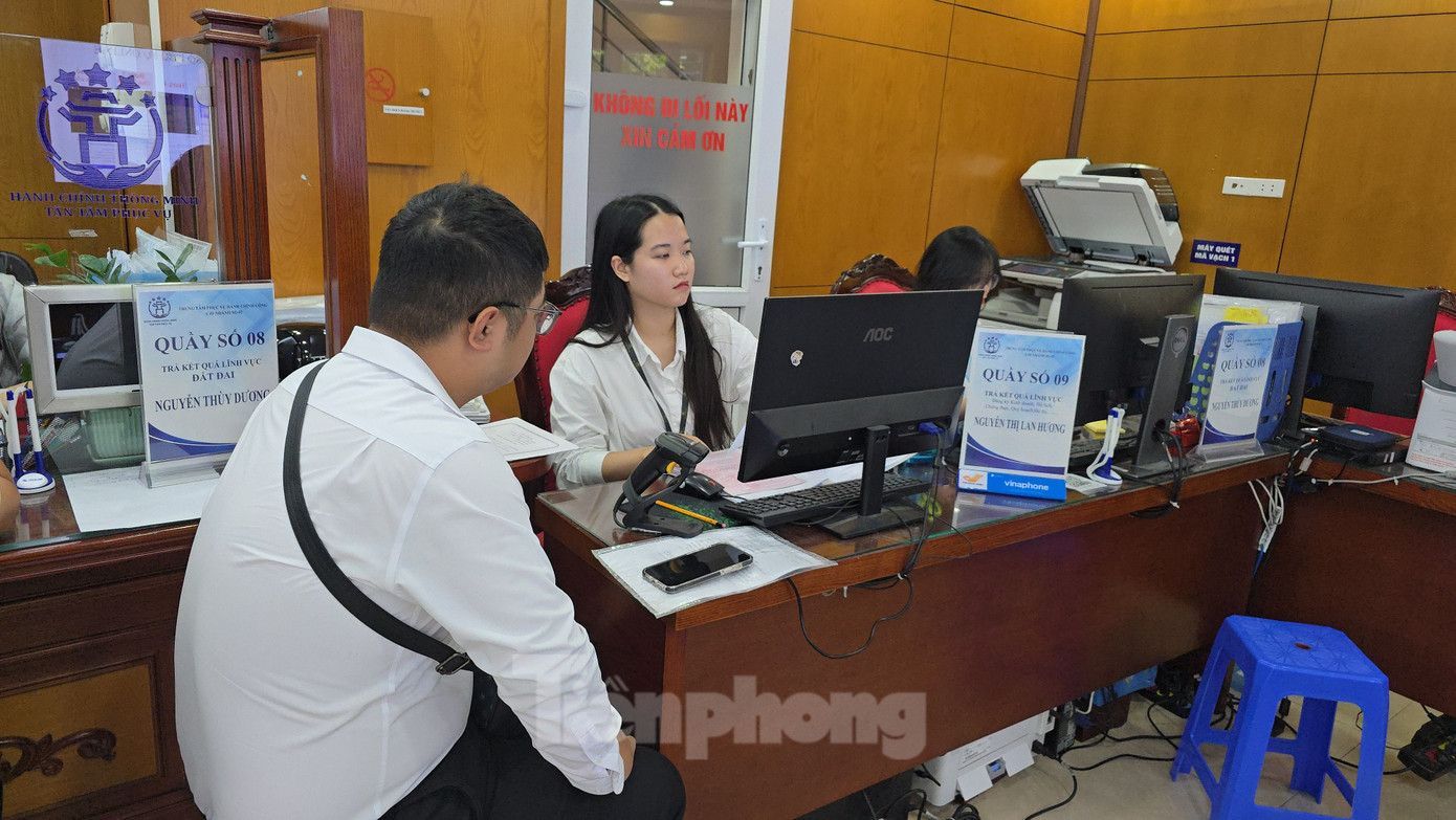 Từ ngày 1/7, tất cả 126 xã, phường trên địa bàn Hà Nội chính thức vận hành theo mô hình chính quyền địa phương 2 cấp.Từ sáng sớm, khá đông công dân phường Thanh Xuân đến trụ sở UBND phường (đường Khuất Duy Tiến) đề thực hiện các thủ tục hành chính.