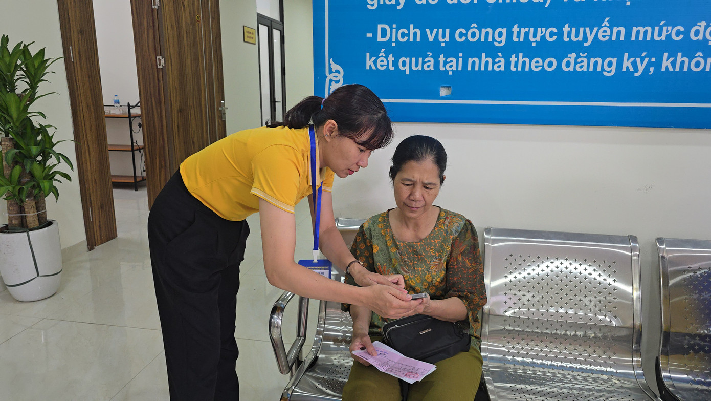 Để hỗ trợ công dân, UBND phường đã phân công cán bộ hỗ trợ, từ khâu tiếp đón, lấy số, nộp hồ sơ online... Đến sáng nay, chưa thấy công dân phản ánh về khó khăn, vướng mắc liên quan đến mô hình vận hành của chính quyền mới. Bác Phạm Minh Tâm (58 tuổi, trú phường Định Công) cho biết, hôm nay đến thực hiện thủ tục nộp thuế. Tại UBND phường, bác Tâm được cán bộ hướng dẫn kê khai thuế, nộp hồ sơ online... "Chỉ sau 10 phút, tôi đã thực hiện thuần thục các thao tác trên điện thoại và có thể tự kê khai, nộp hồ sơ online thành công", bác Tâm chia sẻ.