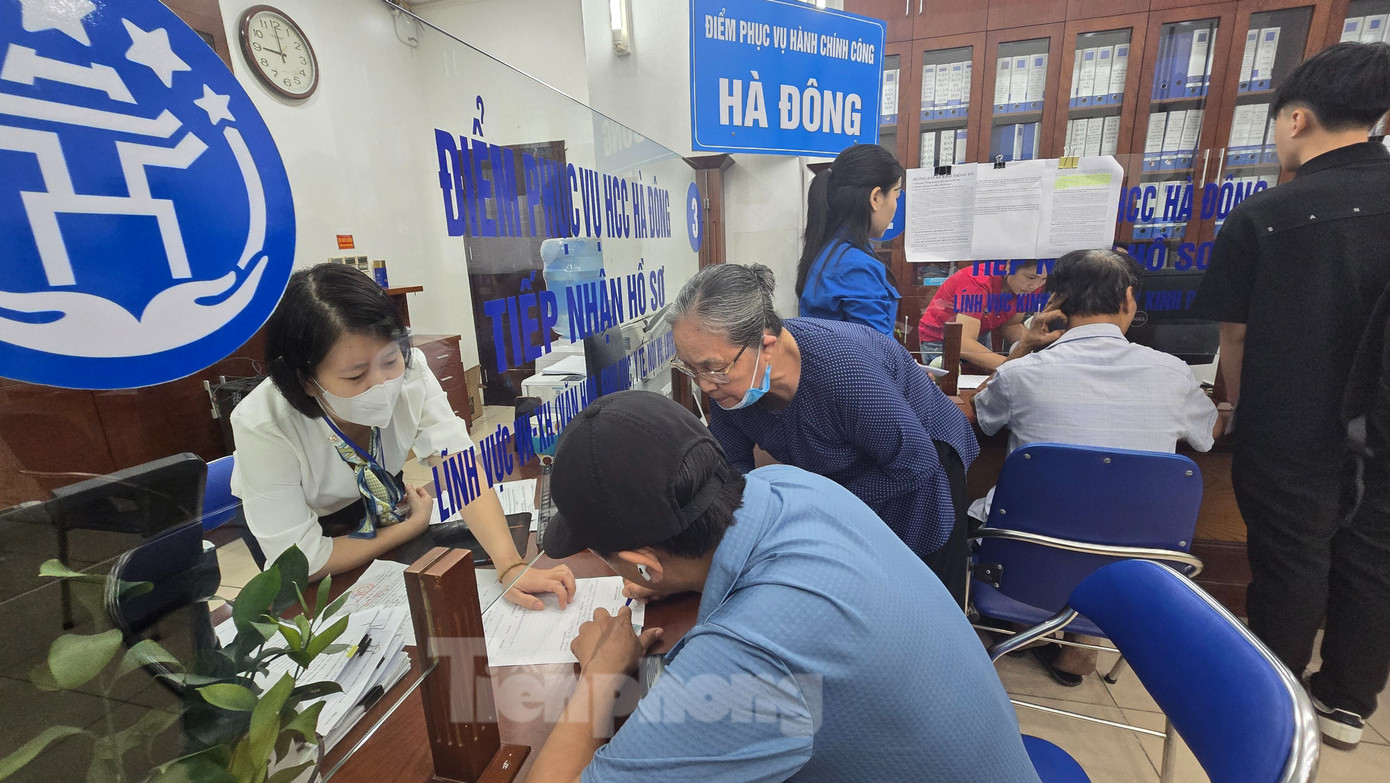 Theo tìm hiểu của chúng tôi, tại nhiều chi nhánh Phục vụ hành chính công và các Điểm phục vụ hành chính công các xã, phường trên địa bàn thành phố Hà Nội, công dân đều phải lấy số thứ tự thực hiện TTHC bằng tay.