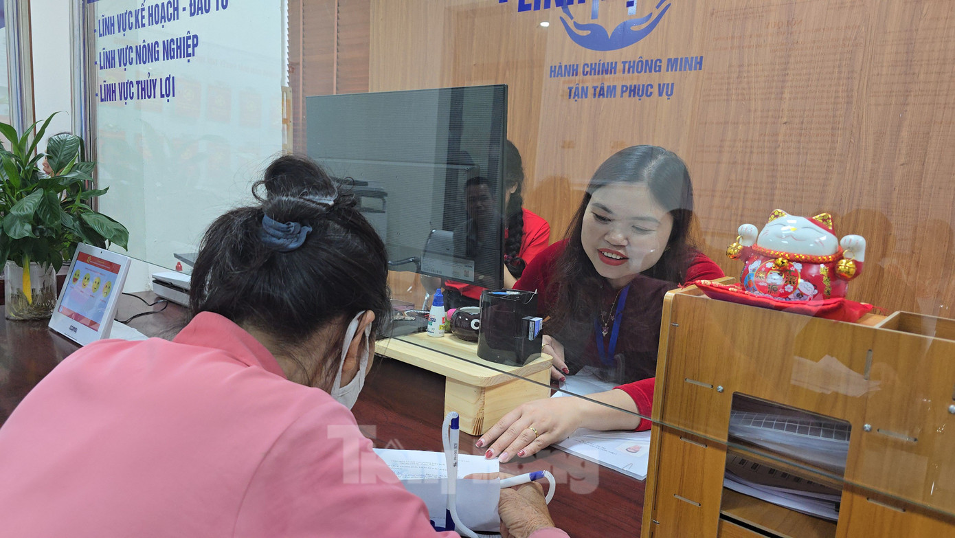 Chị Nguyễn Thị Phương Thoa, cán bộ UBND phường Định Công cho biết, hôm nay là ngày làm việc đầu tiên của phường theo mô hình chính quyền địa phương 2 cấp. Trong sáng ngày 1/7 đã có gần 100 lượt công dân đến thực hiện các TTHC, trong đó nhiều nhất là lĩnh vực đất đai, thuế, chứng thực...