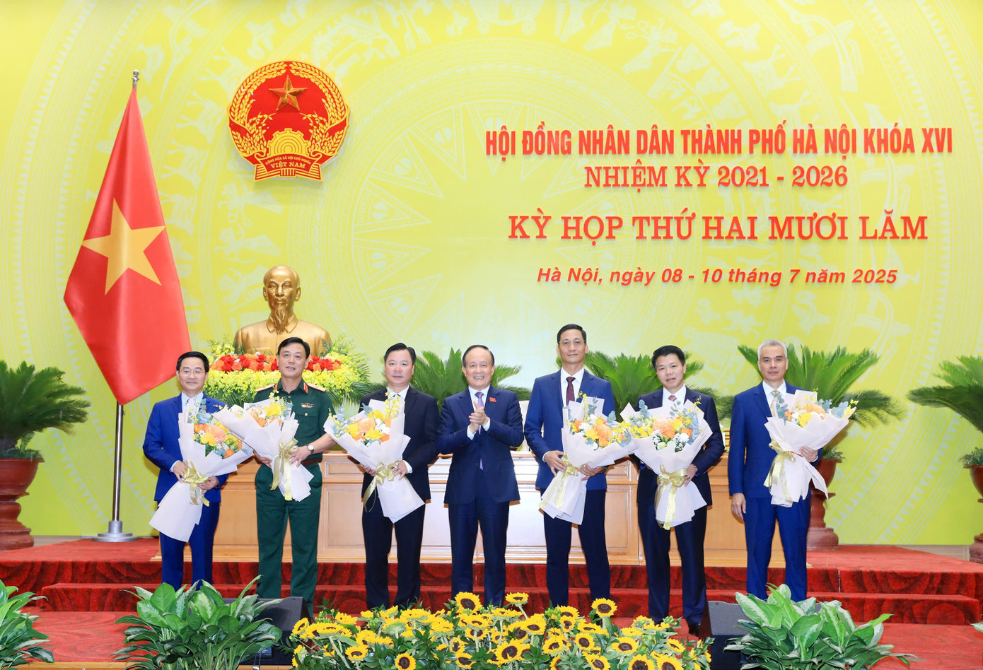 Chủ tịch HĐND thành phố Hà Nội Nguyễn Ngọc Tuấn (thứ 4) chụp ảnh với các trường hợp được bầu và miễn nhiệm chức vụ Ủy viên UBND thành phố nhiệm kỳ 2021- 2026.