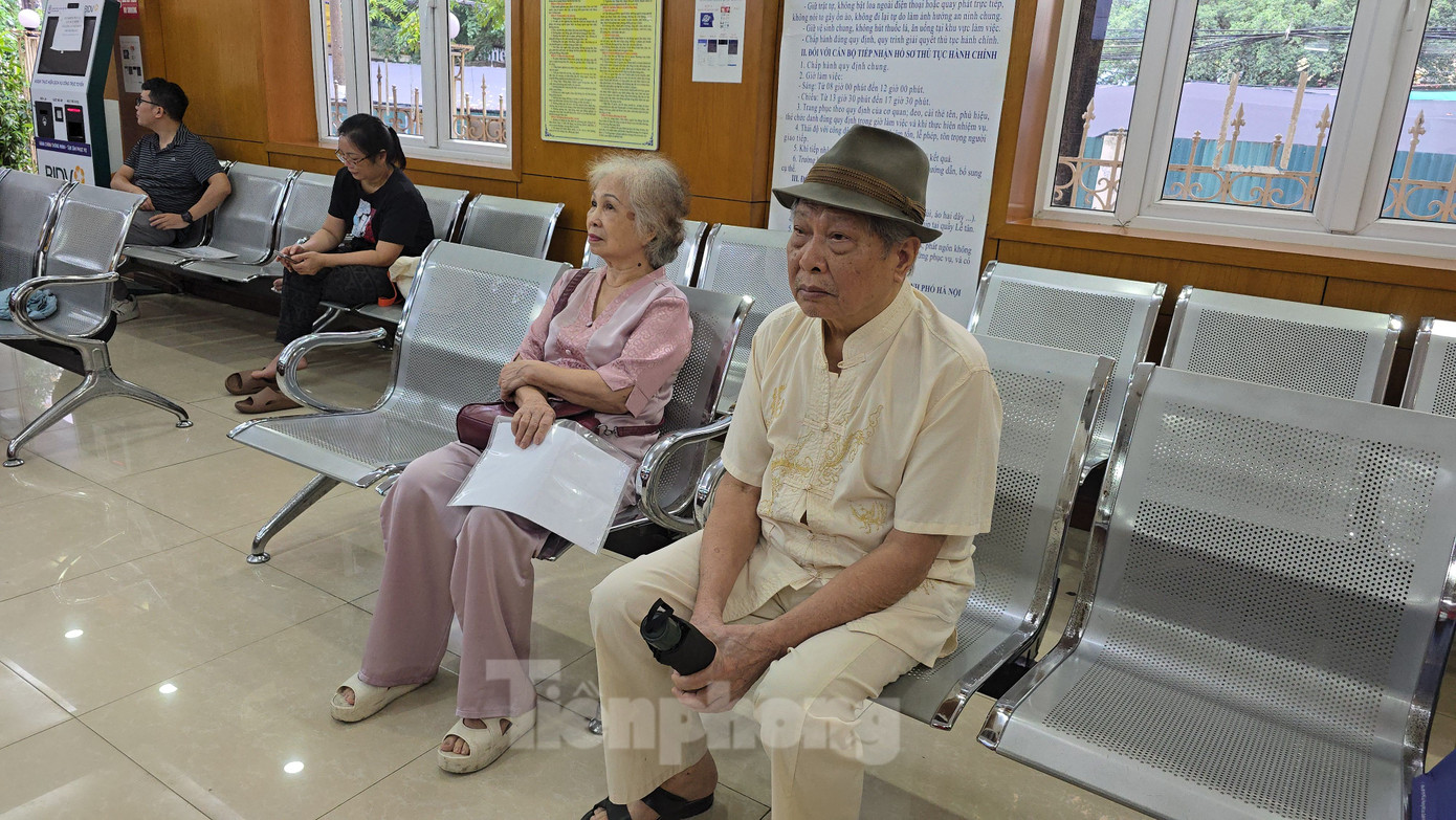 Tại Trung tâm phục vụ Hành chính công, phường Thanh Xuân đã bố trí nhiều cán bộ để hướng dẫn công dân đến thực hiện các thủ tục hành chính (TTHC). Ông Trần Thế Hiên, 80 tuổi (trú tại phường Thanh Xuân) cho biết, hôm nay ông đến để thực hiện TTHC liên quan đến trợ cấp cho người cao tuổi. Ngay từ khi bước vào cửa, ông đã được cán bộ của phường hỗ trợ nhiệt tình, thủ tục được thực hiện rất nhanh gọn.