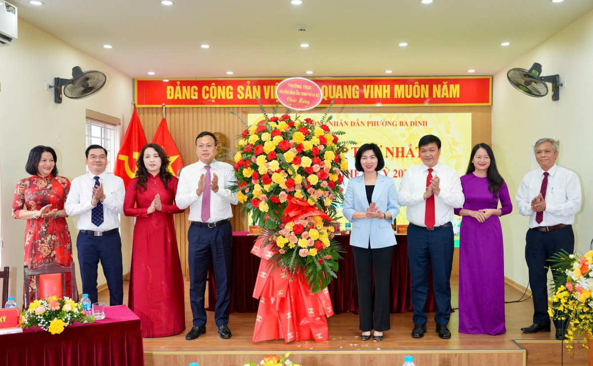 Bà Phùng Thị Hồng Hà, Phó Chủ tịch Thường trực HĐND TP. Hà Nội (thứ 4 từ phải sang) tặng hoa chúc mừng kỳ họp thứ nhất HĐND phường Ba Đình. Bà Phùng Thị Hồng Hà, Phó Chủ tịch Thường trực HĐND TP. Hà Nội (thứ 4 từ phải sang) tặng hoa chúc mừng kỳ họp thứ nhất HĐND phường Ba Đình.