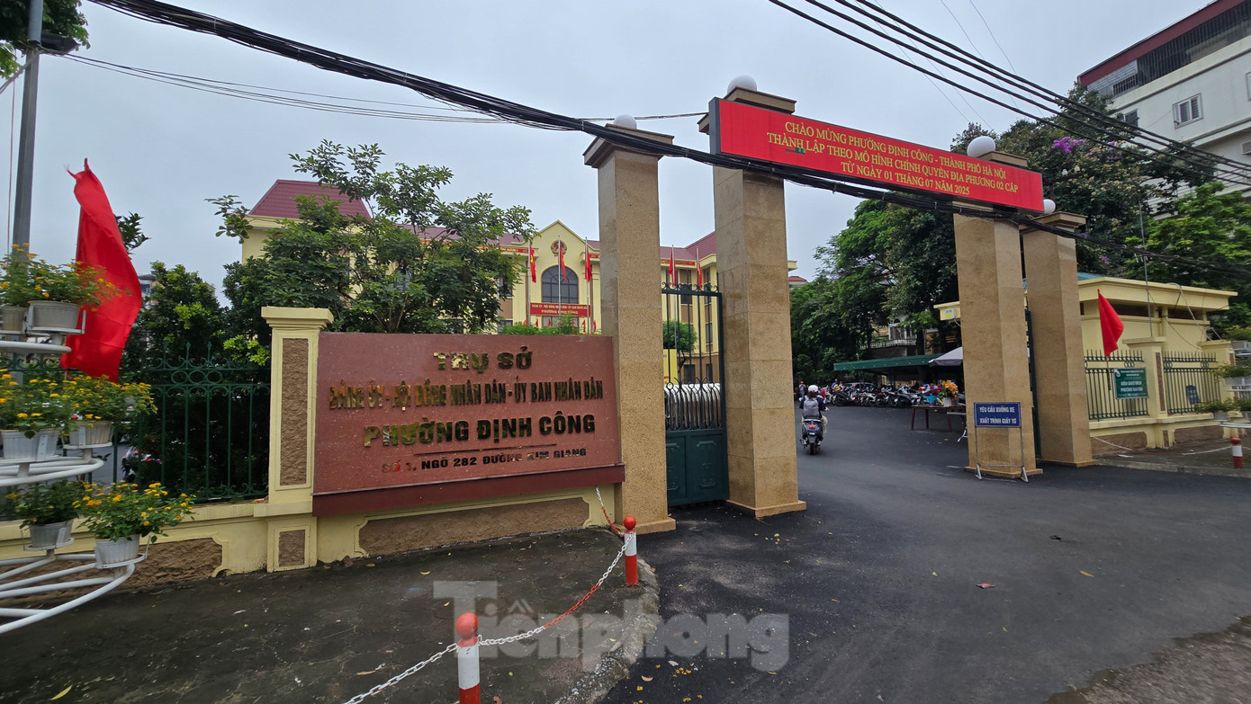 Tương tự, tại phường Định Công, trong sáng 1/7 đã có hàng trăm lượt công dân đến thực hiện các TTHC.