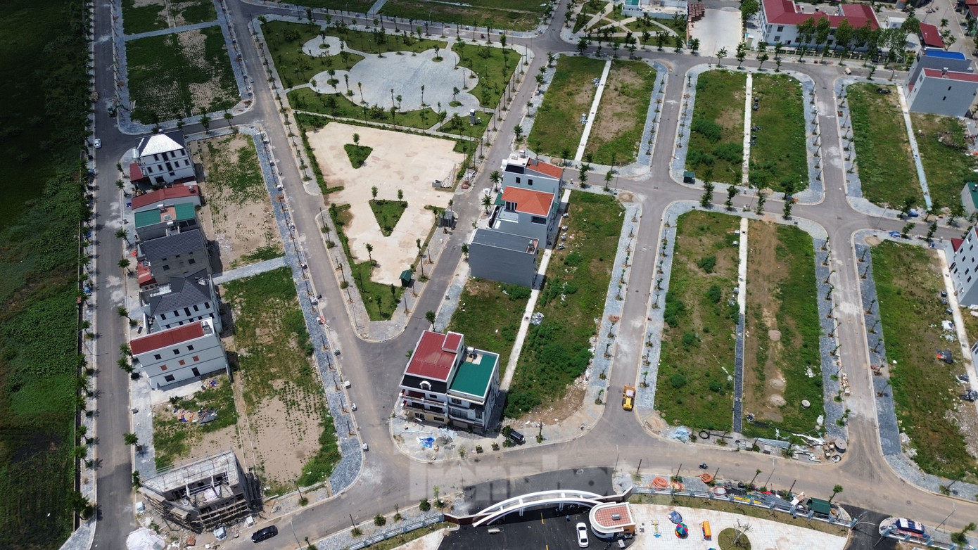 Khoảng 130 trường hợp còn lại chưa bàn giao mặt bằng liên quan đến tái định cư. Theo đó, nhiều hộ gia đình không được đất tái định cư do không đáp ứng các yêu cầu về nguồn gốc đất, hoặc đất vườn nhưng chưa chuyển đổi lên thổ cư hoặc không có Giấy chứng nhận quyền sử dụng đất... dù là đất cha ông để lại. Khoảng 130 trường hợp còn lại chưa bàn giao mặt bằng liên quan đến tái định cư. Theo đó, nhiều hộ gia đình không được đất tái định cư do không đáp ứng các yêu cầu về nguồn gốc đất, hoặc đất vườn nhưng chưa chuyển đổi lên thổ cư hoặc không có Giấy chứng nhận quyền sử dụng đất... dù là đất cha ông để lại.