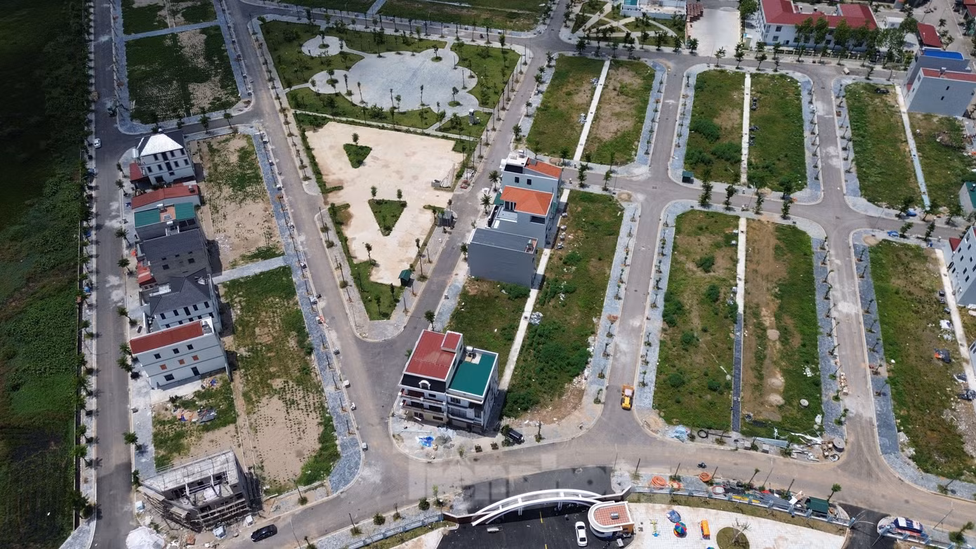 Khoảng 130 trường hợp còn lại chưa bàn giao mặt bằng liên quan đến tái định cư. Theo đó, nhiều hộ gia đình không được đất tái định cư do không đáp ứng các yêu cầu về nguồn gốc đất, hoặc đất vườn nhưng chưa chuyển đổi lên thổ cư hoặc không có Giấy chứng nhận quyền sử dụng đất... dù là đất cha ông để lại.