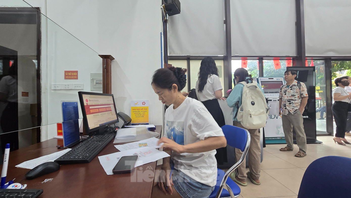 Bà Nguyễn Thị Hương (trú tại phường Hà Đông) cho biết, bà đến để thực hiện TTHC về đất đai. Khoảng 7h15 bà có mặt tại Chi nhánh số 7 nhưng đã có rất đông người xếp hàng chờ trước đó. Sau khi xếp hàng, bà lấy được số thứ tự 39. Đến 9h30 bà vẫn chưa đến lượt nộp hồ sơ.