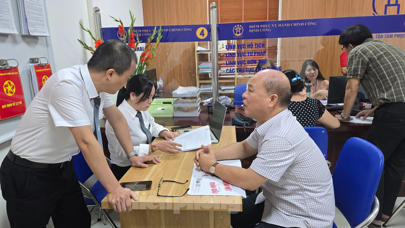 Ngoài cán bộ phường, Đoàn Luật sư TP Hà Nội cũng cử luật sư đến Điểm phục vụ hành chính công của phường Định Công để hỗ trợ, giải đáp những băn khoăn, vướng mắc của công dân về các lĩnh vực dân sự.