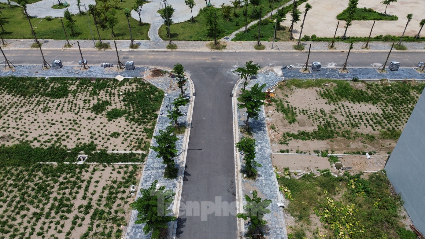 Trước đây, người dân chủ quan, không làm các thủ tục về đất đai theo quy định nên khi triển khai dự án, nhiều hộ bị thu hồi phần lớn diện tích đất nhưng không được tái định cư. UBND xã cho rằng, nếu thành phố không có chính sách hỗ trợ thì công tác GPMB dự án trên địa bàn xã Mê Linh mới rất khó hoàn thành đúng tiến độ. Trước đây, người dân chủ quan, không làm các thủ tục về đất đai theo quy định nên khi triển khai dự án, nhiều hộ bị thu hồi phần lớn diện tích đất nhưng không được tái định cư. UBND xã cho rằng, nếu thành phố không có chính sách hỗ trợ thì công tác GPMB dự án trên địa bàn xã Mê Linh mới rất khó hoàn thành đúng tiến độ.