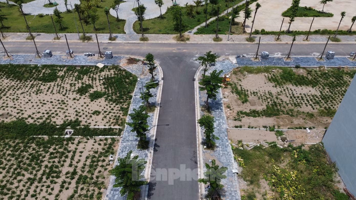 Trước đây, người dân chủ quan, không làm các thủ tục về đất đai theo quy định nên khi triển khai dự án, nhiều hộ bị thu hồi phần lớn diện tích đất nhưng không được tái định cư. UBND xã cho rằng, nếu thành phố không có chính sách hỗ trợ thì công tác GPMB dự án trên địa bàn xã Mê Linh mới rất khó hoàn thành đúng tiến độ.