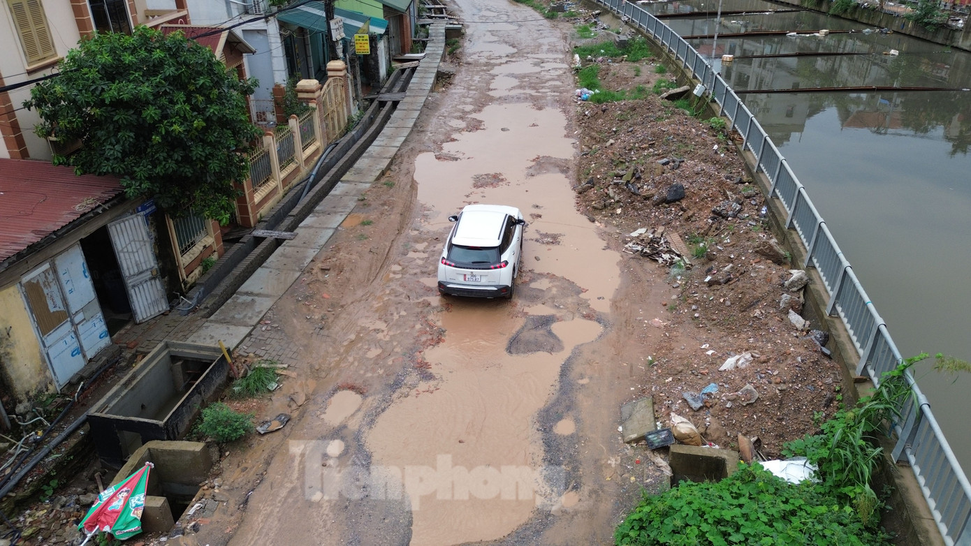 Người dân cho biết, việc làm đường Ngô Quyền ai cũng ủng hộ. Tuy nhiên, do thiết kế cao độ nền đường và hệ thống thoát nước cao hơn nền đường cũ khoảng 1m nên nước mưa sẽ tràn vào nhà, hoặc nước thải sinh hoạt của các hộ dân sẽ khó thoát. Do đó, gần 100 hộ dân đã yêu cầu dừng thi công và đề nghị chủ đầu tư hạ cao độ nền đường và hệ thống thoát nước.