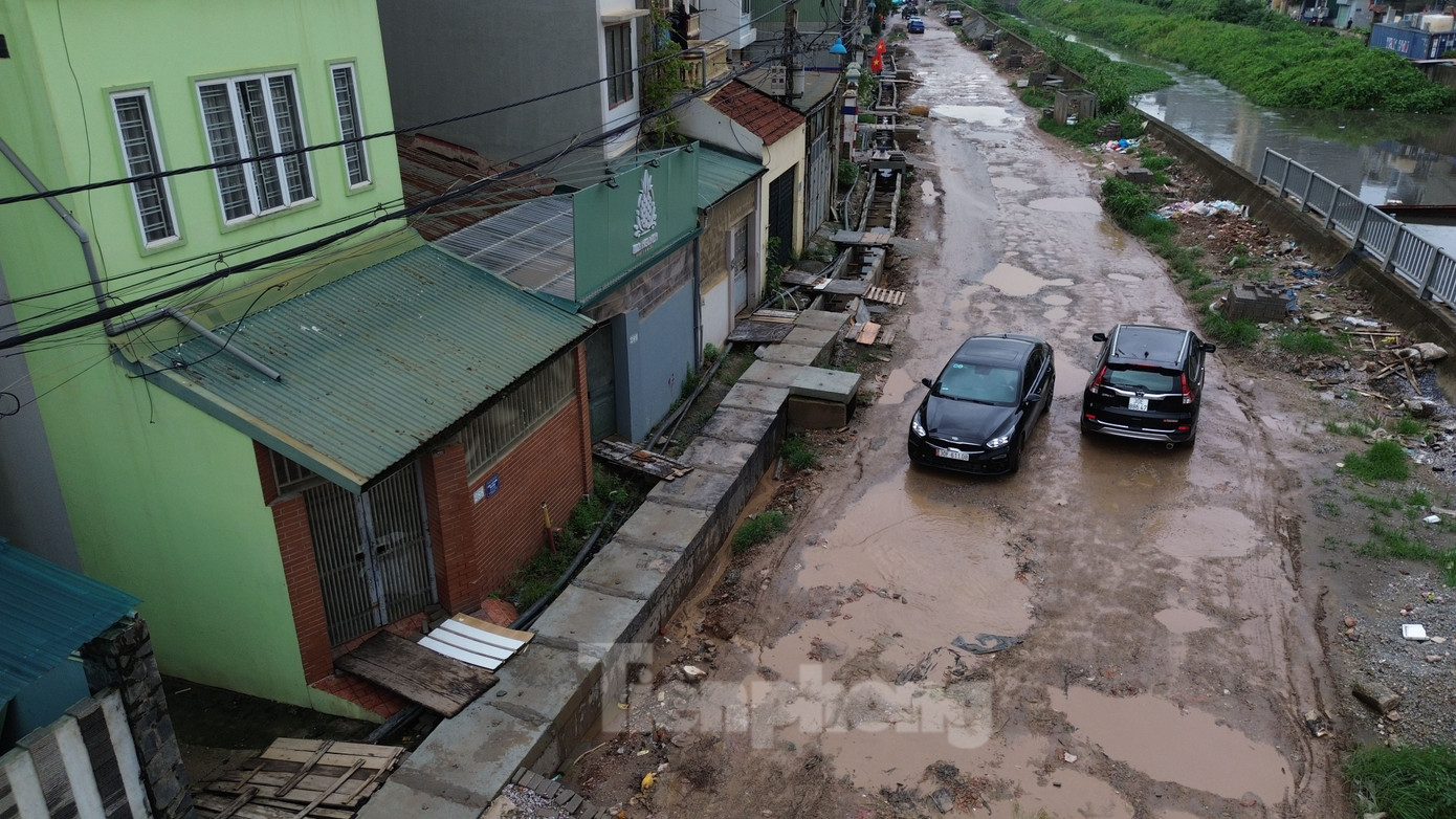 Hiện nay, đoạn đường trên đã tạm dừng thi công. Do đang là nền đất, khi có mưa đã xảy ra tình trạng trơn trượt, mất an toàn giao thông. Do đó, nhà thầu sẽ tiến hành đổ tạm đất, trạc gạch hỗn hợp, tạo phẳng để đi lại và có biện pháp thoát nước. Sau khi thi công trở lại sẽ bóc hết trạc để làm theo thiết kế.