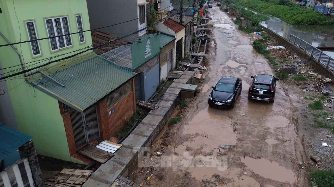 Hiện nay, đoạn đường trên đã tạm dừng thi công. Do đang là nền đất, khi có mưa đã xảy ra tình trạng trơn trượt, mất an toàn giao thông. Do đó, nhà thầu sẽ tiến hành đổ tạm đất, trạc gạch hỗn hợp, tạo phẳng để đi lại và có biện pháp thoát nước. Sau khi thi công trở lại sẽ bóc hết trạc để làm theo thiết kế.