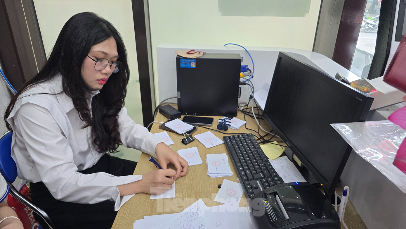 Tại Chi nhánh số 7, trước đây mỗi ngày có gần 600 hồ sơ thực hiện TTHC. Từ ngày 1/7 đến nay, mỗi ngày có gần 800 hồ sơ thực hiện TTHC. Để phục vụ nhân dân, ngoài đoàn viên hỗ trợ, đơn vị cũng huy động cán bộ hướng dẫn, kiểm tra hồ sơ cho công dân.