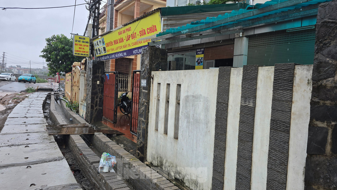 Hệ thống thu gom nước thải sinh hoạt đã phải tạm dừng thi công.