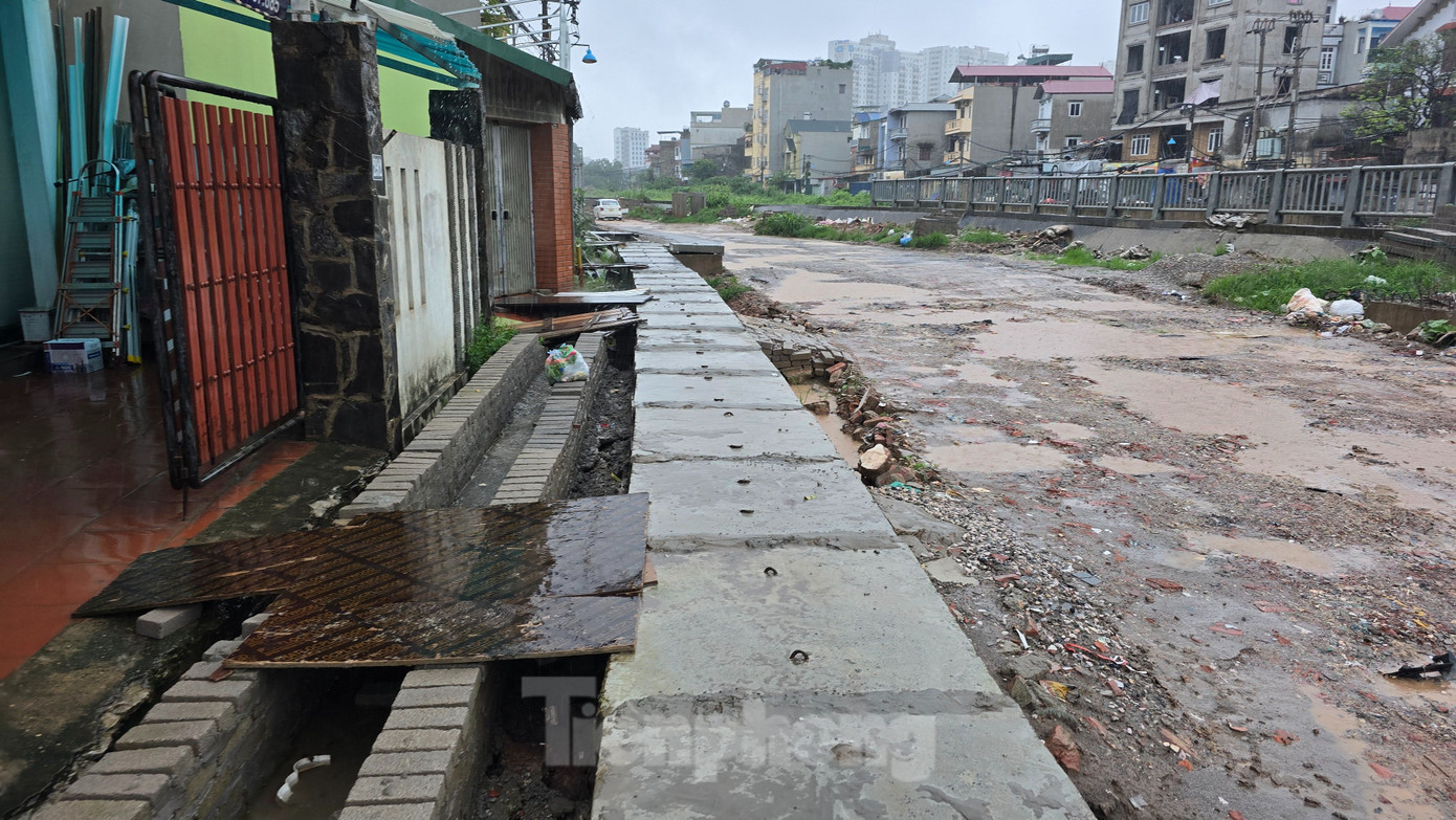 Theo ghi nhận của chúng tôi ngày 3/7, tuyến đường Ngô Quyền đang tạm dừng thi công dài gần 200m. Hệ thống hạ tầng kỹ thuật, cống thoát nước ở dọc tuyến cao hơn nhà dân rất nhiều. Thậm chí, tại đầu các ngõ 26, 28, 30 đường Ngô Quyền, do cống và nền đường mới quá cao nên các hộ dân phải đắp đường, bắc ván tạm mới có thể đi qua.