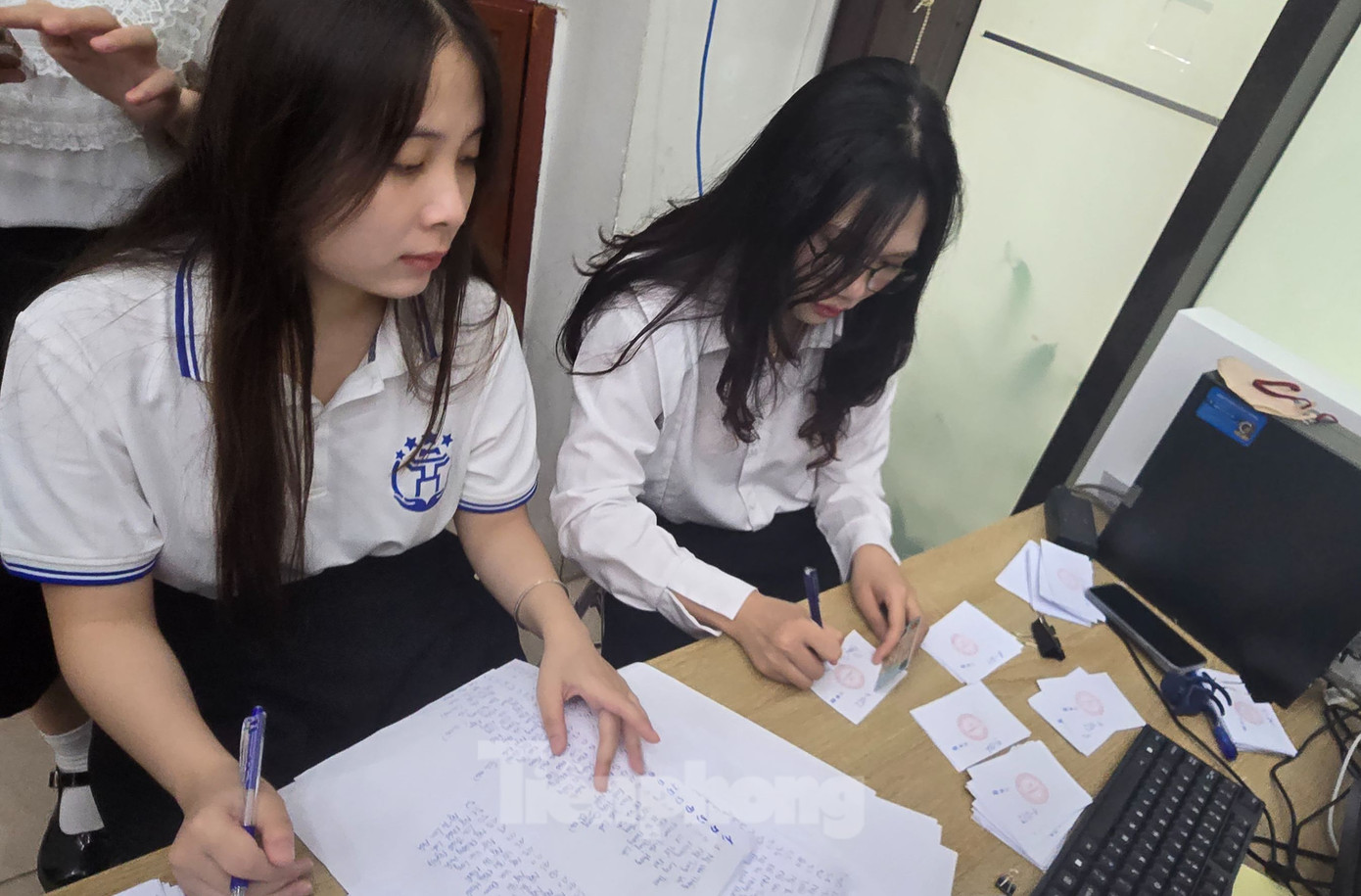 Theo bà Hương, trước 1/7, tại Chi nhánh số 7, khi công dân đến thực hiện TTHC sẽ được cán bộ kiểm tra hồ sơ từ bên ngoài. Sau khi đủ giấy tờ, công dân sẽ được vào trong bấm máy tự động lấy số thứ tự. Tuy nhiên, từ ngày 1/7 đến nay, công dân đến thực hiện TTHC tại Chi nhánh số 7 đều phải lấy số thứ tự bằng tay, máy lấy số tự động cũng không còn nữa.