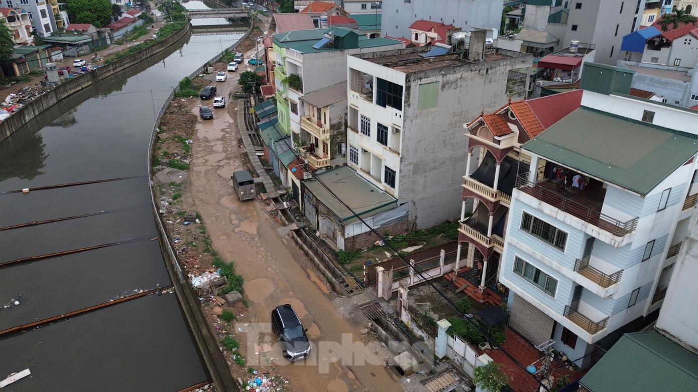 Đoạn đường Ngô Quyền đang tạm dừng thi công, phương tiện tham gia giao thông di chuyển rất khó khăn.