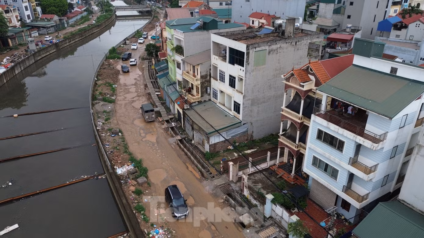 Đoạn đường Ngô Quyền đang tạm dừng thi công, phương tiện tham gia giao thông di chuyển rất khó khăn.