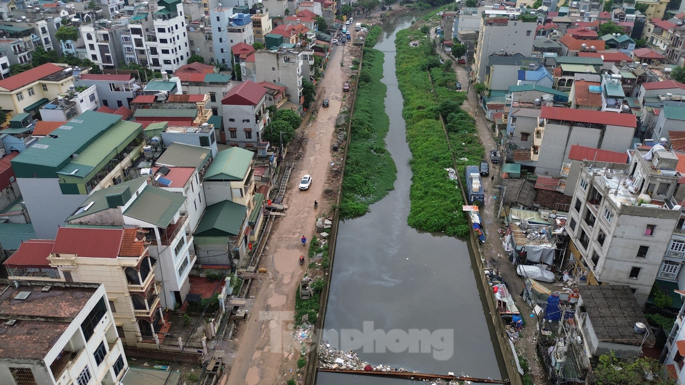 Từ đầu năm 2024 đến nay, nhà thầu thi công đã triển khai các hạng mục xây dựng hạ tầng kỹ thuật đường Ngô Quyền (bờ phải kênh La Khê, phường Hà Đông) thuộc Dự án đầu tư Cải thiện hệ thống tiêu nước khu vực phía Tây Hà Nội (Trạm bơm Yên Nghĩa). Tuy nhiên, gần 1 tháng trở lại đây, hạng mục này đã phải tạm dừng thi công do người dân gửi đơn đến cơ quan chức năng đề nghị hạ cốt đường và hệ thống thu gom nước thải.