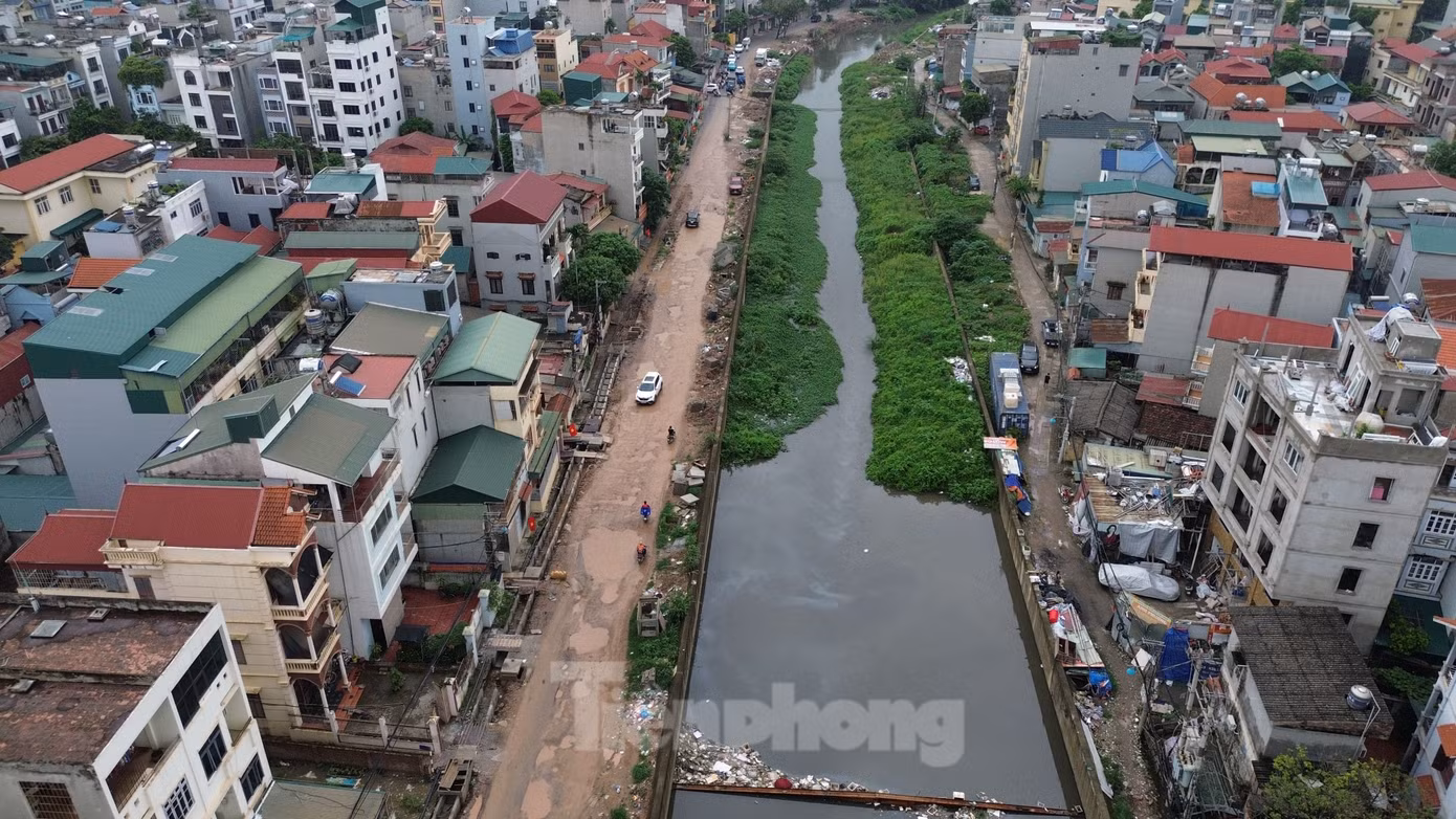 Từ đầu năm 2024 đến nay, nhà thầu thi công đã triển khai các hạng mục xây dựng hạ tầng kỹ thuật đường Ngô Quyền (bờ phải kênh La Khê, phường Hà Đông) thuộc Dự án đầu tư Cải thiện hệ thống tiêu nước khu vực phía Tây Hà Nội (Trạm bơm Yên Nghĩa). Tuy nhiên, gần 1 tháng trở lại đây, hạng mục này đã phải tạm dừng thi công do người dân gửi đơn đến cơ quan chức năng đề nghị hạ cốt đường và hệ thống thu gom nước thải.