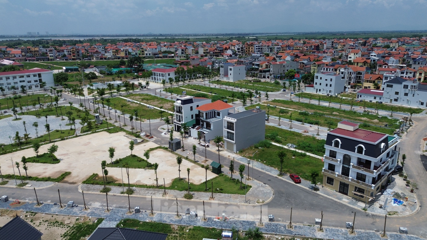 Được biết, khu tái định cư Văn Khê rộng (7,74 ha) phục vụ dự án Đường Vành đai 4- Vùng Thủ đô đã được đầu tư hạ tầng đầy đủ. Trong đó, gần 50 trường hợp đủ tiêu chuẩn và đã bốc thăm chọn vị trí. Đến nay, hơn 20 trường hợp đã làm nhà trên đất tái định cư. Được biết, khu tái định cư Văn Khê rộng (7,74 ha) phục vụ dự án Đường Vành đai 4- Vùng Thủ đô đã được đầu tư hạ tầng đầy đủ. Trong đó, gần 50 trường hợp đủ tiêu chuẩn và đã bốc thăm chọn vị trí. Đến nay, hơn 20 trường hợp đã làm nhà trên đất tái định cư.