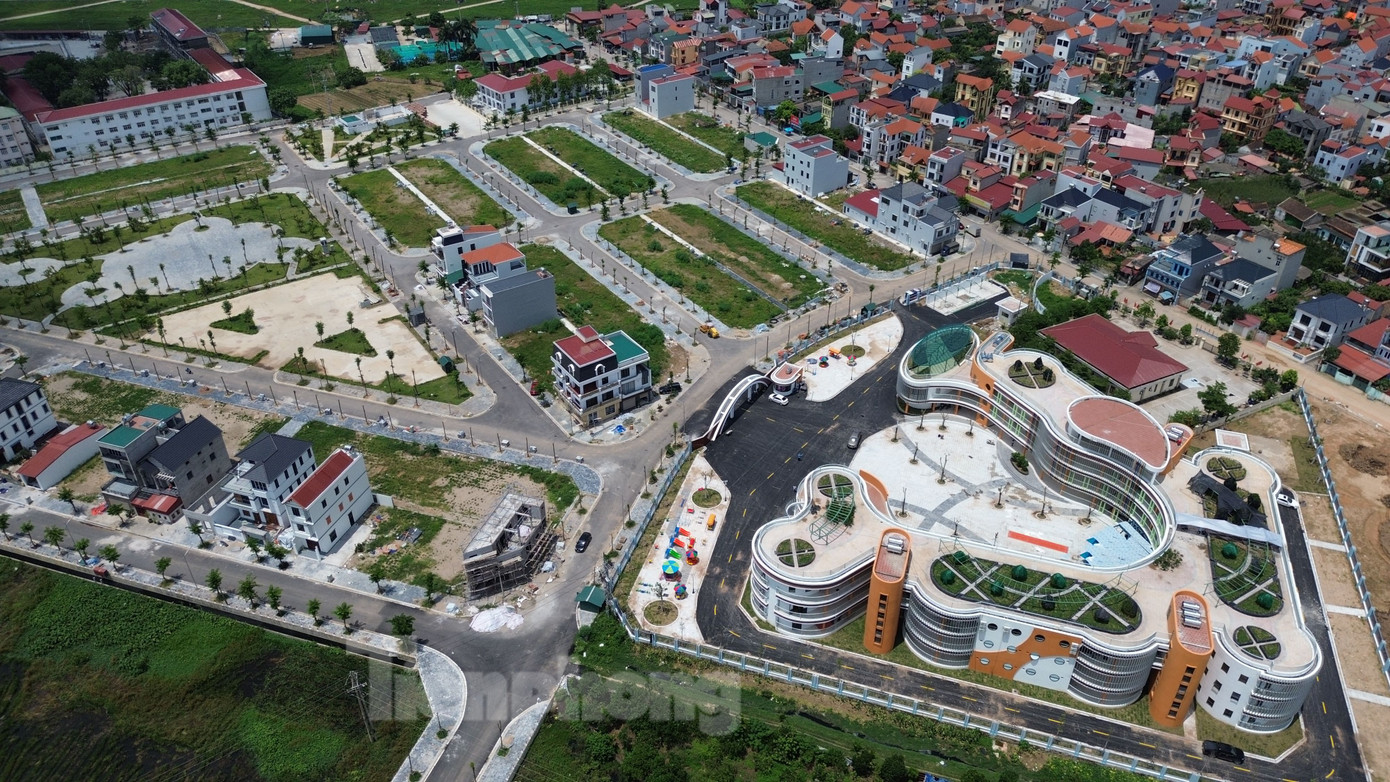 Đại diện UBND xã Mê Linh cho biết, hiện trên địa bàn xã còn một số trường hợp chưa bàn giao mặt bằng dự án. Riêng khu vực thuộc xã Văn Khê cũ (nay là xã Mê Linh mới) có hơn 200 trường hợp GPMB, nhưng đến nay mới có khoảng 70 tổ chức, cá nhân bàn giao mặt bằng cho dự án. Đại diện UBND xã Mê Linh cho biết, hiện trên địa bàn xã còn một số trường hợp chưa bàn giao mặt bằng dự án. Riêng khu vực thuộc xã Văn Khê cũ (nay là xã Mê Linh mới) có hơn 200 trường hợp GPMB, nhưng đến nay mới có khoảng 70 tổ chức, cá nhân bàn giao mặt bằng cho dự án.