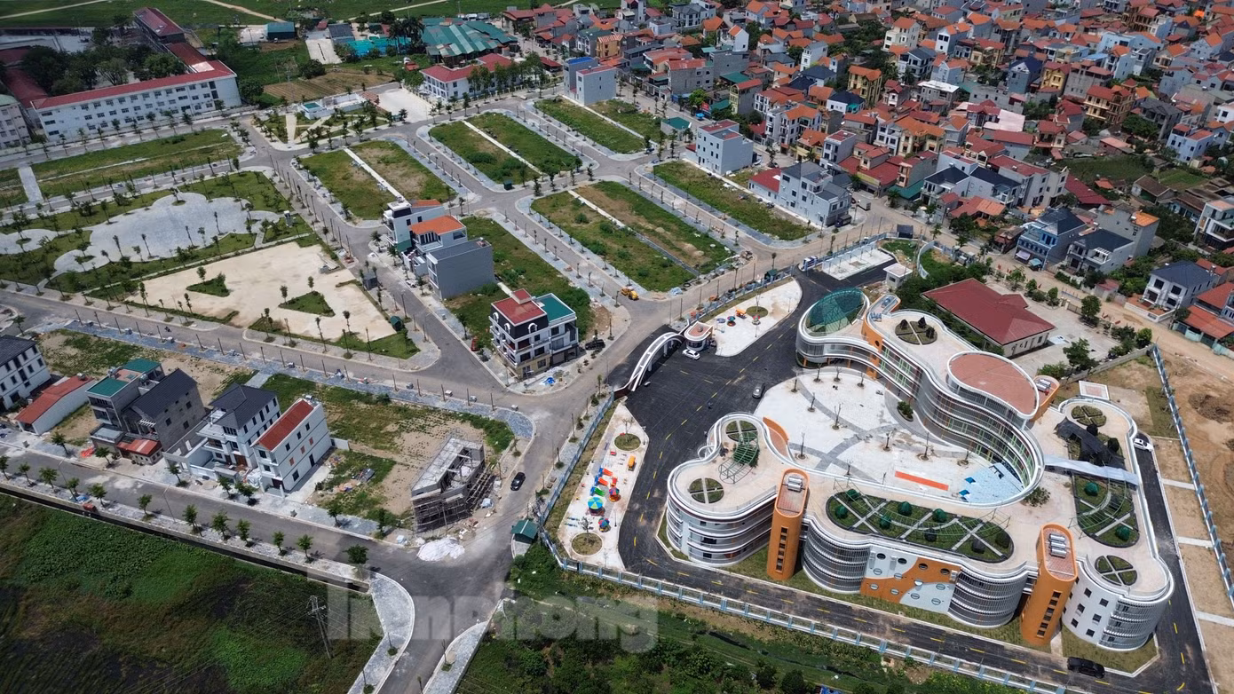 Đại diện UBND xã Mê Linh cho biết, hiện trên địa bàn xã còn một số trường hợp chưa bàn giao mặt bằng dự án. Riêng khu vực thuộc xã Văn Khê cũ (nay là xã Mê Linh mới) có hơn 200 trường hợp GPMB, nhưng đến nay mới có khoảng 70 tổ chức, cá nhân bàn giao mặt bằng cho dự án.