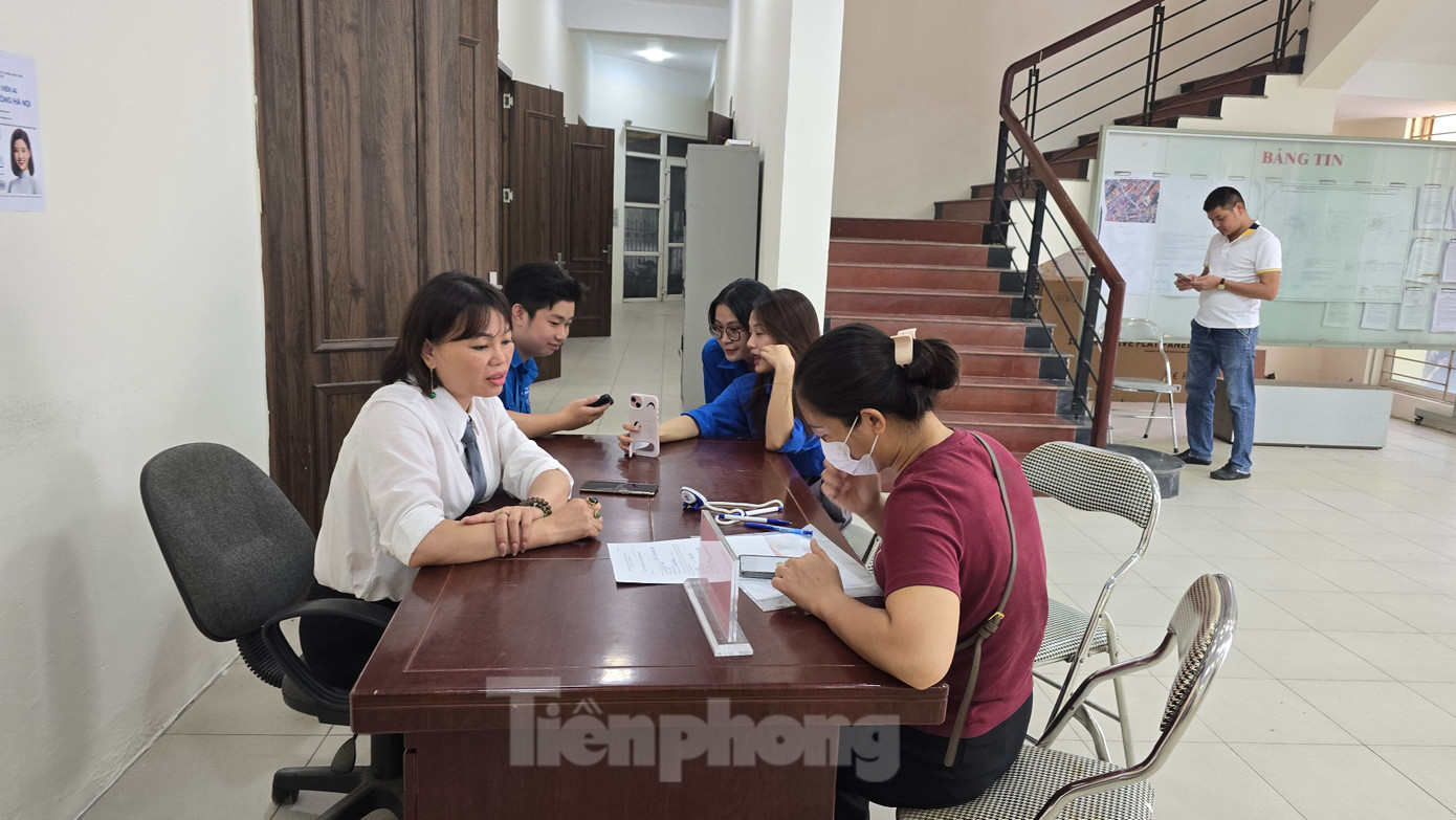 Tuy nhiên, do ứng dụng iHanoi bị lỗi nên cán bộ phải viết tay số thứ tự cho công dân. UBND phường đã huy động cán bộ, đoàn viên thanh niên... để hỗ trợ, hướng dẫn công dân.