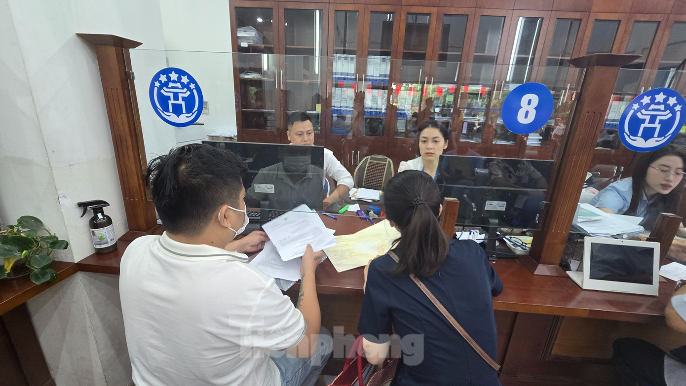 Theo ông Trang, hiện trung tâm đang phối hợp với đơn vị cung cấp dịch vụ nhanh chóng chuyển đổi hệ thống trên ứng dụng iHanoi, dự kiến tuần tới hoàn thành. Khi đó, công dân có thể ngồi nhà lấy số thứ tự, hẹn giờ để thực hiện TTHC qua ứng dụng iHanoi.