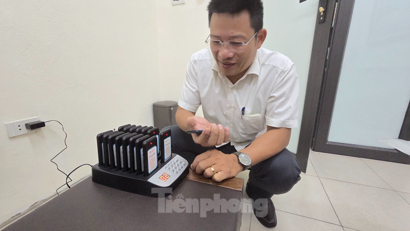 Bên cạnh đó, UBND phường cũng bỏ tiền mua 3 bộ máy báo rung để phục vụ công dân. "Công dân đến lấy số thứ tự sẽ được phát 1 thẻ thứ tự cầm tay. Khi đến lượt, thẻ cầm tay sẽ rung báo hiệu để công dân thực hiện TTHC. Loại thẻ rung mà phường mua thường được quán cà phê phát cho khách để chờ đến lượt lấy đồ", ông Quyền giải thích.