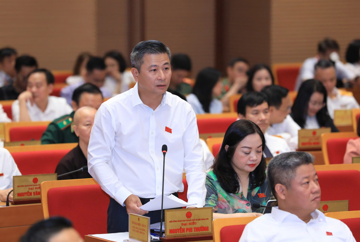 Ông Nguyễn Phi Thường, Giám đốc Sở Xây dựng trả lời tại phiên chất vấn.