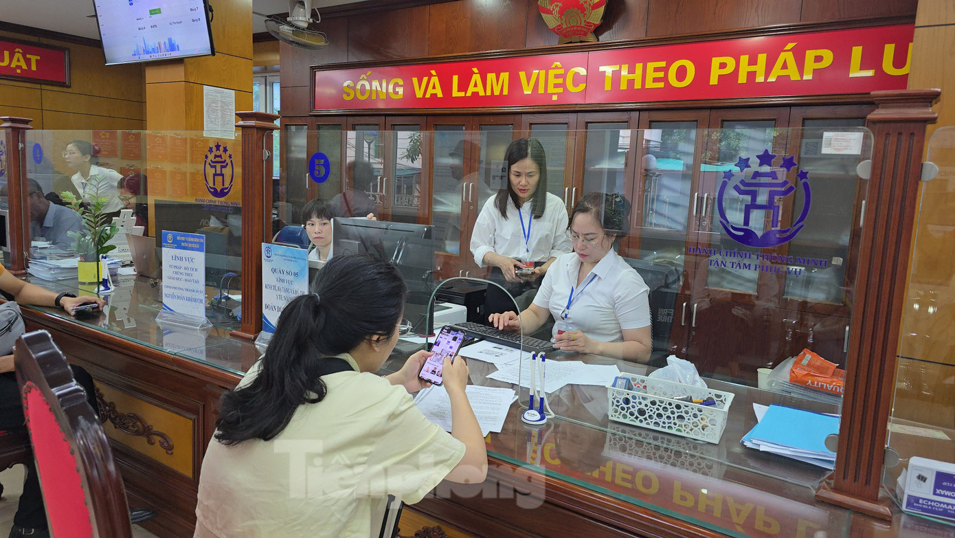 Chị Vương Thị Quyên, cán bộ Văn phòng UBND phường Thanh Xuân cho biết, đến 9h sáng phường đã tiếp nhận khoảng 60 lượt công dân đến thực hiện các TTHC. Từ sáng sớm, cán bộ của văn phòng đã có mặt để hướng dẫn công dân đến thực hiện TTHC, điền tờ khai, nộp hồ sơ online... nhằm giúp người dân giải quyết các TTHC nhanh chóng, hiệu quả nhất. Hầu hết, người dân đến thực hiện các TTHC tại phường Thanh Xuân đều rất hài lòng.